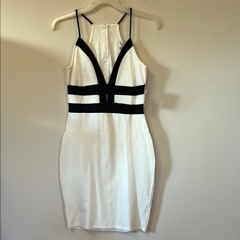 Charlotte Russe black/white sleeveless dress form fitting plunge neck size M NWT